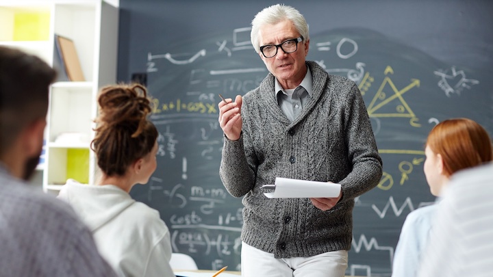 Em sala de aula, qual a diferença entre o intérprete de Libras e o Professor de Libras?