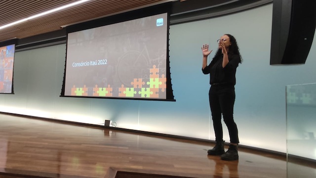 Intérprete de Libras em evento