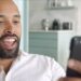 Homem usando um aplicativo de videochamada no celular para se comunicar em língua de sinais com outra pessoa representando o tema como traduzir para Libras online