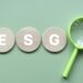 imagem com as letras ESG e uma lupa representando o tema ESG e Compliance