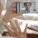 uma pessoa surda usando um celular para se comunicar em Libras representando a tradução simultânea para libras