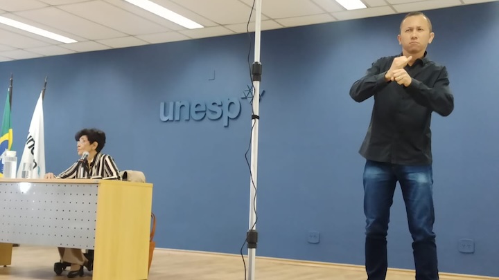 Tradução Simultânea em Libras ou Interpretação em Libras: Promovendo Inclusão e Acessibilidade