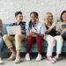 foto de um grupo de jovens conectados pela tecnologia